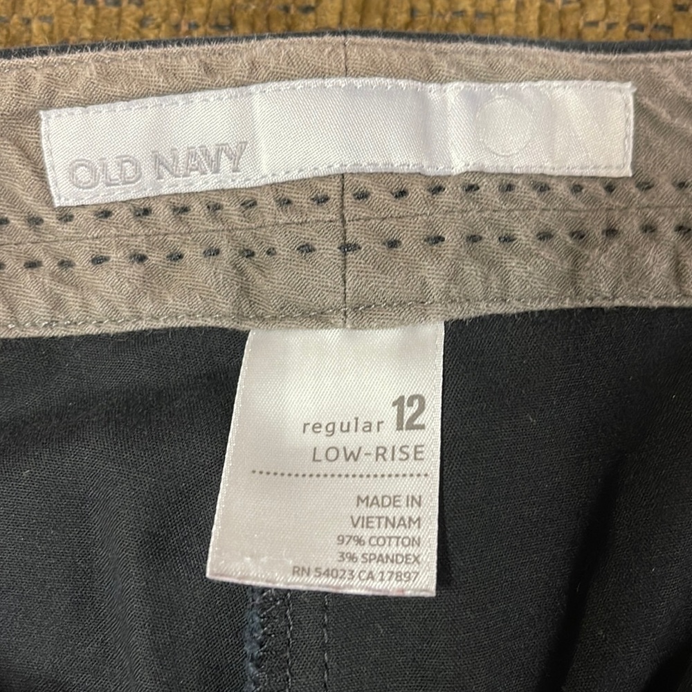 Old Navy Black Low Rise Cuffed Capri Pants Size 12 Regular - Picture 7 of 8